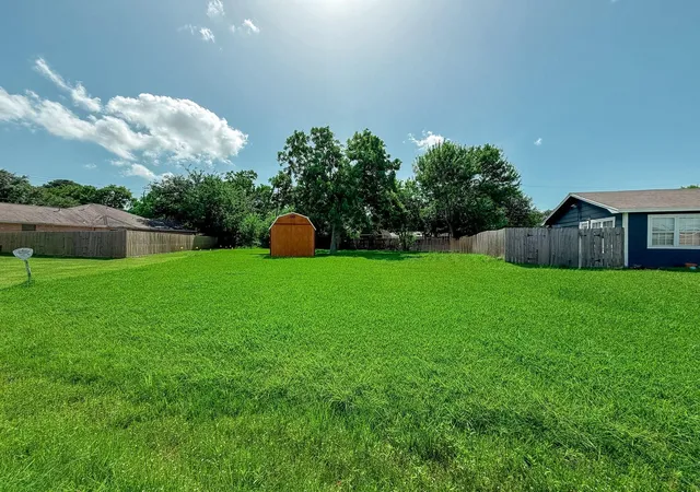 15th image of 224 Maple Dr, Hitchcock, TX 77563 | MLS# 44936393