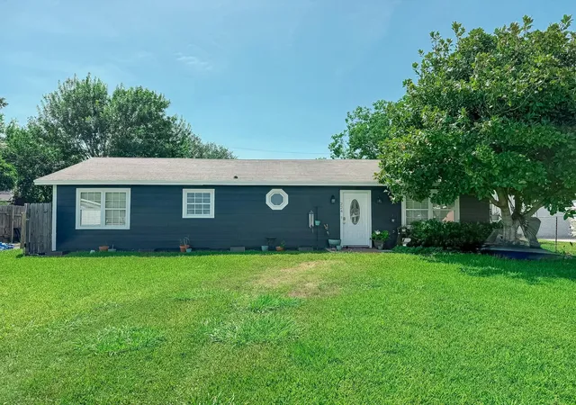 1st image of 224 Maple Dr, Hitchcock, TX 77563 | MLS# 44936393