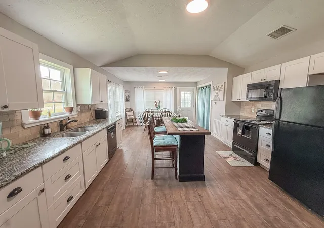 Photo 4 of Single family home for sale at 224 Maple Dr, Hitchcock, TX 77563 | MLS# 44936393 | Listing updated on 2026-09-13