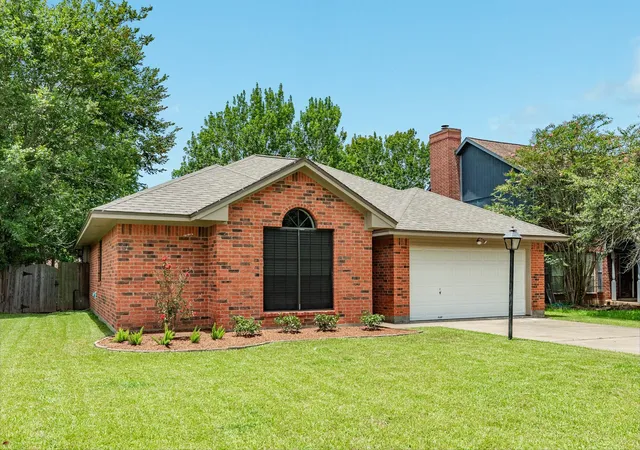 2nd image of 112 Papaya St, Lake Jackson, TX 77566 | MLS# 75889357