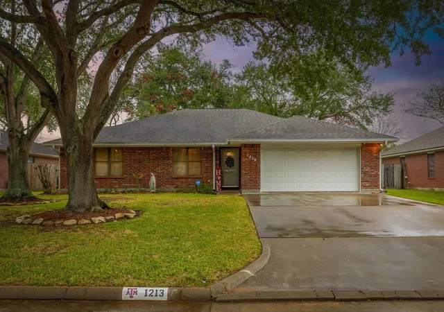 Photo 1 of Sale Pending at 1213 Shadowlake Dr, Sealy, TX 77474 | MLS# 74992244 | Listing updated on 2026-08-28
