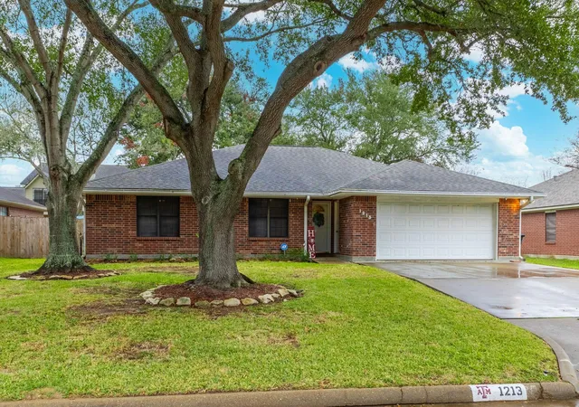 Photo 2 of Sale Pending at 1213 Shadowlake Dr, Sealy, TX 77474 | MLS# 74992244 | Listing updated on 2026-08-28