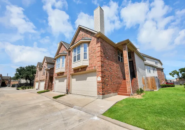 Photo 1 of Townhouse for sale at 6222 Skyline Dr #26, Houston, TX 77057 | MLS# 98291288 | Listing updated on 2026-09-14
