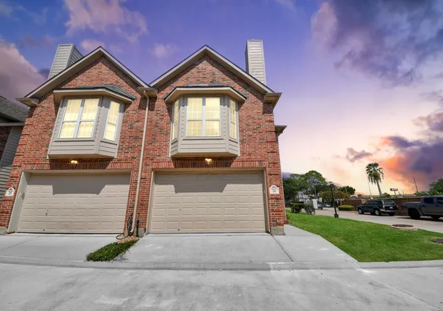 Photo 2 of Townhouse for sale at 6222 Skyline Dr #26, Houston, TX 77057 | MLS# 98291288 | Listing updated on 2026-09-14