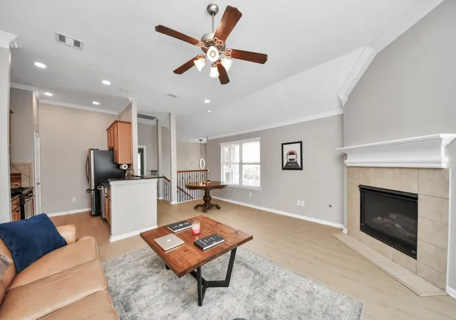 Photo 3 of Townhouse for sale at 6222 Skyline Dr #26, Houston, TX 77057 | MLS# 98291288 | Listing updated on 2026-09-14