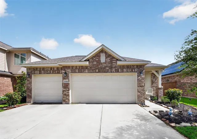 Photo 2 of Sale Pending at 1329 Red Hills Dr, Rosharon, TX 77583 | MLS# 26499792 | Listing updated on 2026-09-11