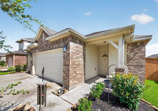 Photo 3 of Sale Pending at 1329 Red Hills Dr, Rosharon, TX 77583 | MLS# 26499792 | Listing updated on 2026-09-11