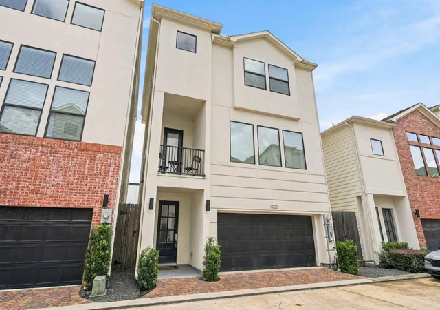 Photo 2 of Single family home for sale at 1022 Green Kensington Dr, Houston, TX 77008 | MLS# 15693162 | Listing updated on 2026-07-23
