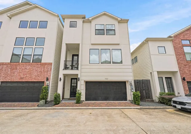 Photo 3 of Single family home for sale at 1022 Green Kensington Dr, Houston, TX 77008 | MLS# 15693162 | Listing updated on 2026-07-23