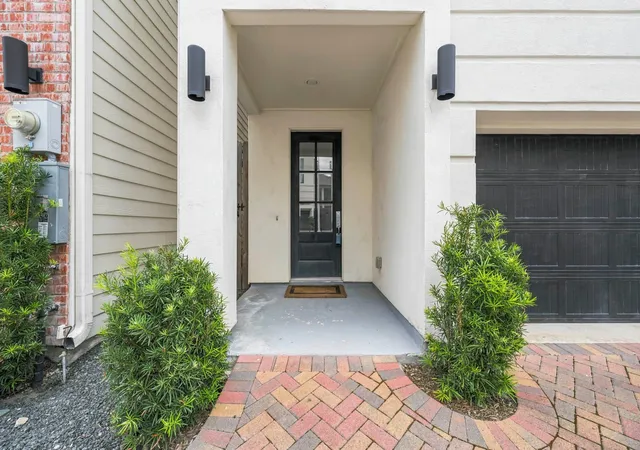 Photo 3 of Single family home for sale at 1022 Green Kensington Dr, Houston, TX 77008 | MLS# 15693162 | Listing updated on 2026-07-23