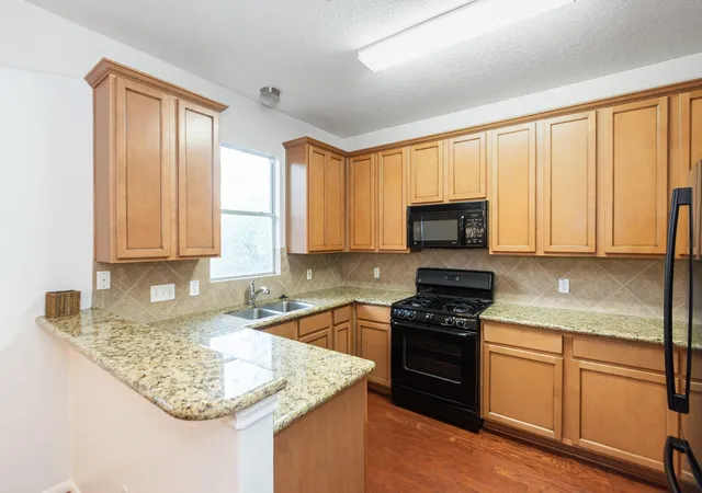 Photo 3 of Single family home for sale at 1424 W 24th Street, Houston, TX 77008 | MLS# 24145753 | Listing updated on 2026-09-18
