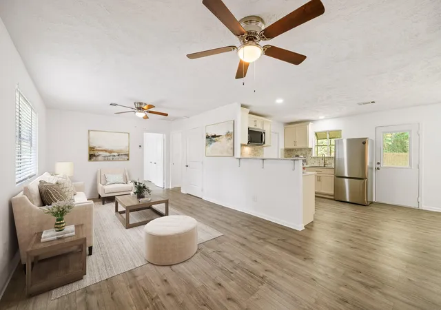 4th image of 61 Hicks Loop W, Cleveland, TX 77328 | MLS# 70848516