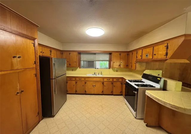 2nd image of 408 Oak Dr, Lake Jackson, TX 77566 | MLS# 60185950