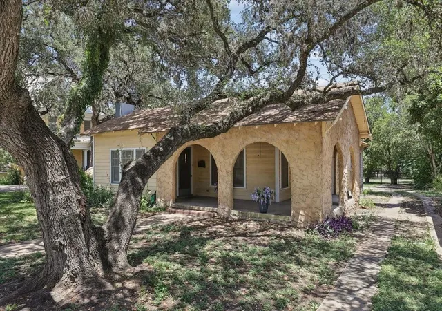 2nd image of 514 S Main St, Lockhart, TX 78644 | MLS# 37765544