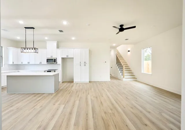 3rd image of 8803 Hollywood Garden Ln, Houston, TX 77080 | MLS# 32563735