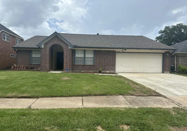 1st image of 16027 Surrey Woods Dr, Friendswood, TX 77546 | MLS# 79301912