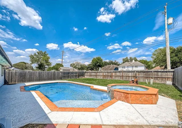 2nd image of 16027 Surrey Woods Dr, Friendswood, TX 77546 | MLS# 79301912