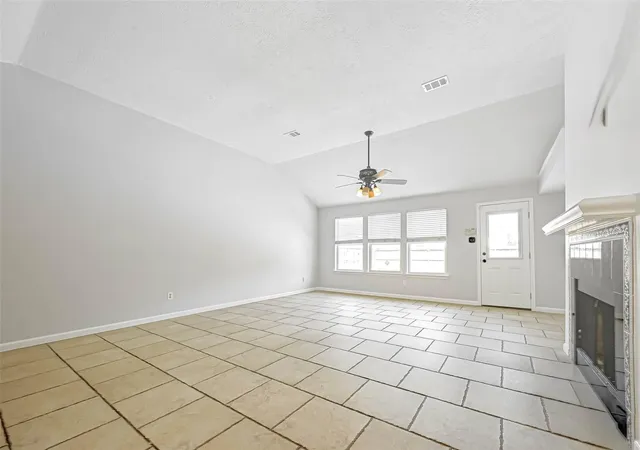 4th image of 16027 Surrey Woods Dr, Friendswood, TX 77546 | MLS# 79301912