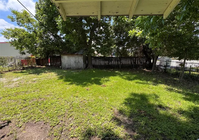 8th image of 7206 Avenue B, Houston, TX 77011 | MLS# 33562263
