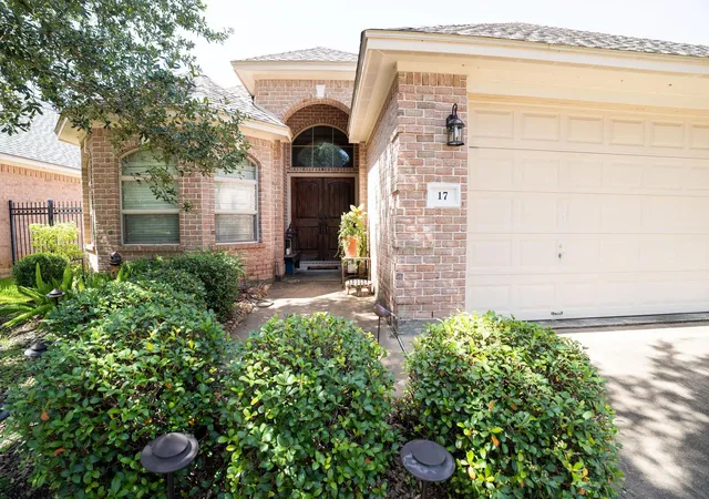 Photo 2 of Sale Pending at 17 Red Oak Ct, Lake Jackson, TX 77566 | MLS# 74238868 | Listing updated on 2026-09-15