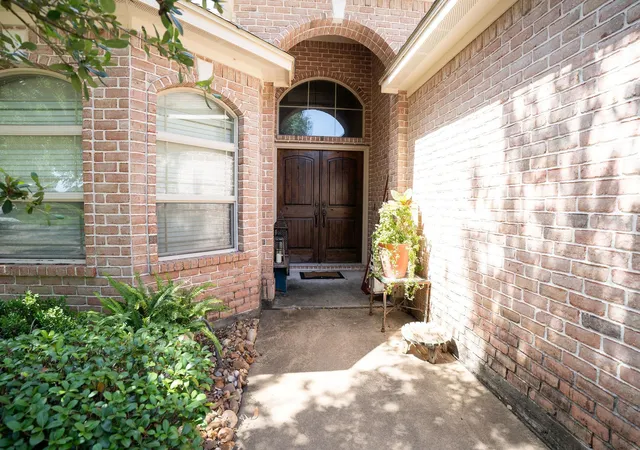 Photo 3 of Sale Pending at 17 Red Oak Ct, Lake Jackson, TX 77566 | MLS# 74238868 | Listing updated on 2026-09-15