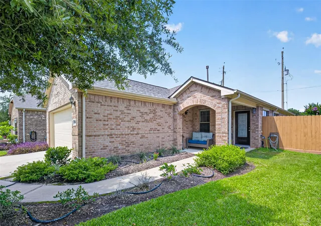 Homes for sale in League City, TX | 1604 Volterra Ln, League City, TX 77573 | MLS# 16748075