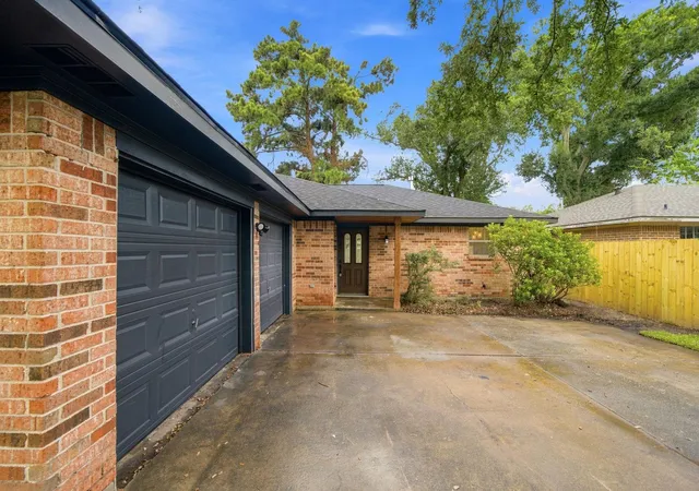 Photo 3 of Single family home for sale at 2413 Shadowdale Dr, Houston, TX 77043 | MLS# 16017928 | Listing updated on 2026-09-04