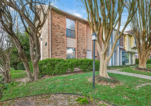 Photo 2 of Townhouse for sale at 6541 Wanda Ln, Houston, TX 77074 | MLS# 86927512 | Listing updated on 2026-08-27