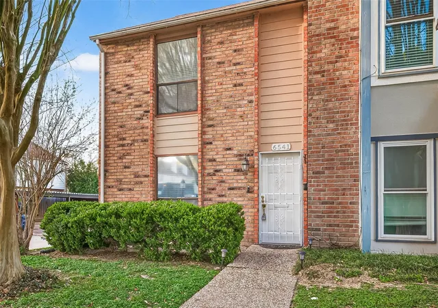 Photo 3 of Townhouse for sale at 6541 Wanda Ln, Houston, TX 77074 | MLS# 86927512 | Listing updated on 2026-08-27