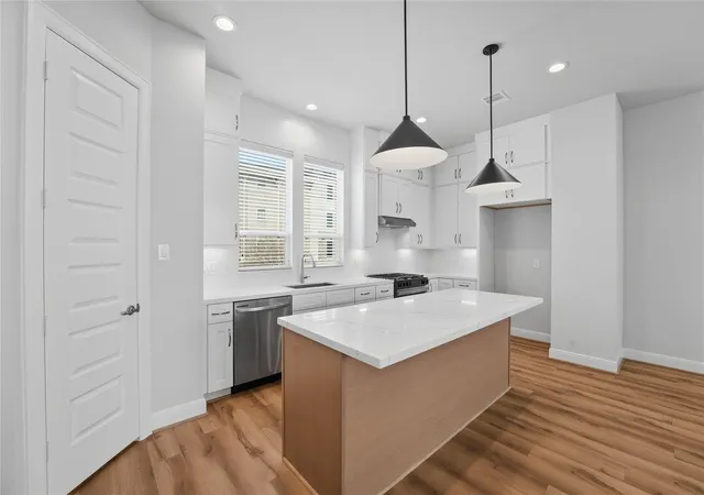 Photo 3 of Sale Pending at 2704 Grand Fountains Dr #H, Houston, TX 77054 | MLS# 36763560 | Listing updated on 2026-09-10