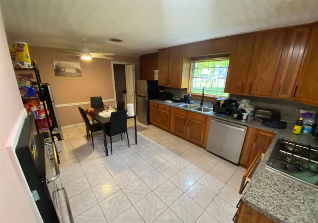 4th image of 1025 Henderson Ave, Orange, TX 77630 | MLS# 65605234
