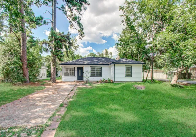 Photo 2 of Single family home for sale at 1100 Cowan Ave, Conroe, TX 77301 | MLS# 88587584 | Listing updated on 2026-09-16