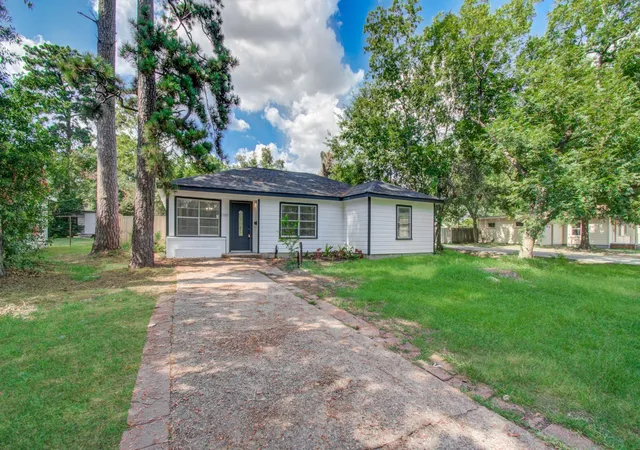 Photo 3 of Single family home for sale at 1100 Cowan Ave, Conroe, TX 77301 | MLS# 88587584 | Listing updated on 2026-09-16