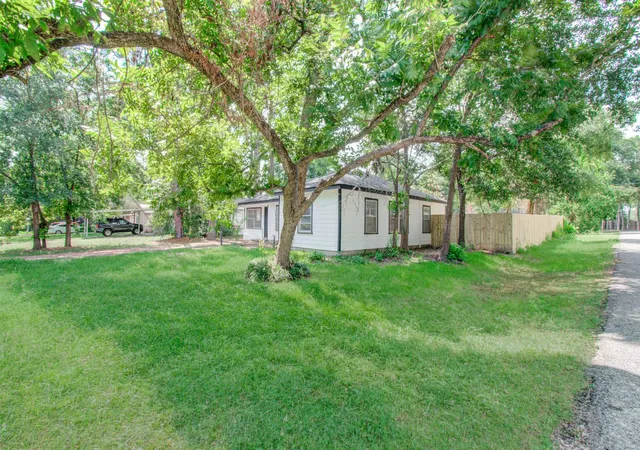 Photo 4 of Single family home for sale at 1100 Cowan Ave, Conroe, TX 77301 | MLS# 88587584 | Listing updated on 2026-09-16