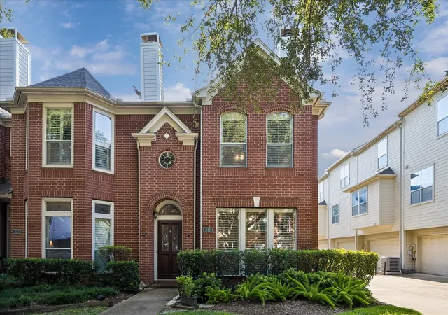 Photo 1 of Townhouse for sale at 811 W Heights Holw Ln, Houston, TX 77007 | MLS# 81625350 | Listing updated on 2026-08-25