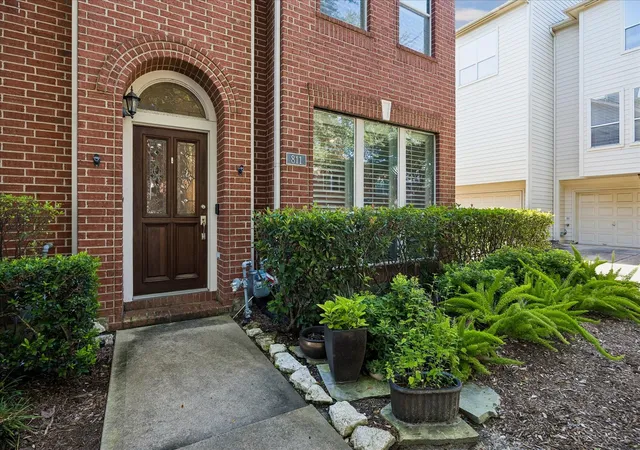 Photo 2 of Townhouse for sale at 811 W Heights Holw Ln, Houston, TX 77007 | MLS# 81625350 | Listing updated on 2026-08-25
