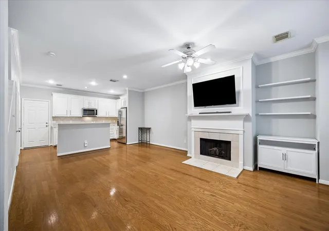 Photo 3 of Townhouse for sale at 811 W Heights Holw Ln, Houston, TX 77007 | MLS# 81625350 | Listing updated on 2026-08-25