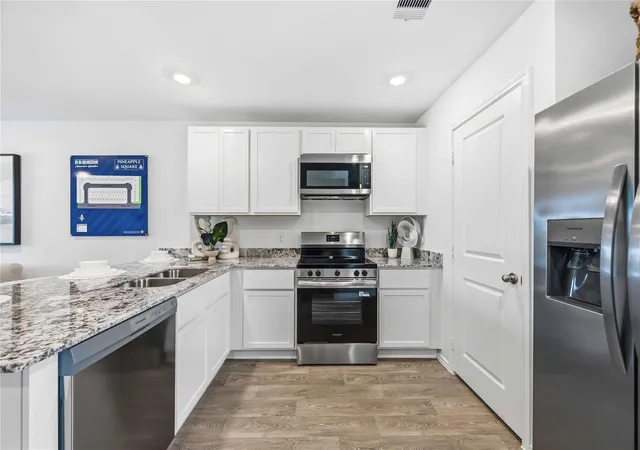 Photo 3 of Sale Pending at 6008 Madden Ln, Houston, TX 77048 | MLS# 97239347 | Listing updated on 2026-08-27