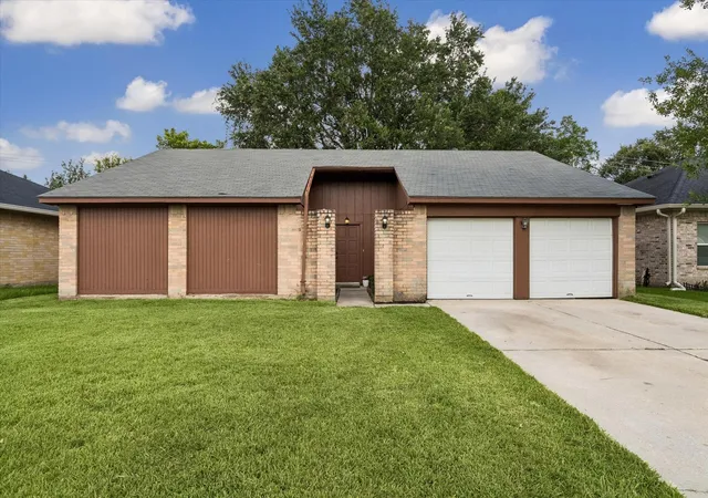 Photo 1 of Sale Pending at 2311 Webster Ranch Rd, Friendswood, TX 77546 | MLS# 33285989 | Listing updated on 2026-09-14