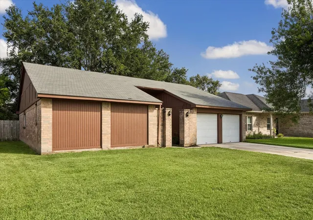 Photo 2 of Sale Pending at 2311 Webster Ranch Rd, Friendswood, TX 77546 | MLS# 33285989 | Listing updated on 2026-09-14