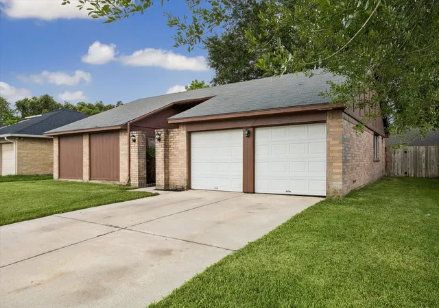 Photo 3 of Sale Pending at 2311 Webster Ranch Rd, Friendswood, TX 77546 | MLS# 33285989 | Listing updated on 2026-09-14