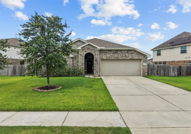 Photo 3 of Single family home for sale at 4331 Oakdale Mist Dr, Dickinson, TX 77539 | MLS# 4291538 | Listing updated on 2026-10-06