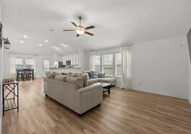 Photo 4 of Single family home for sale at 4331 Oakdale Mist Dr, Dickinson, TX 77539 | MLS# 4291538 | Listing updated on 2026-10-06