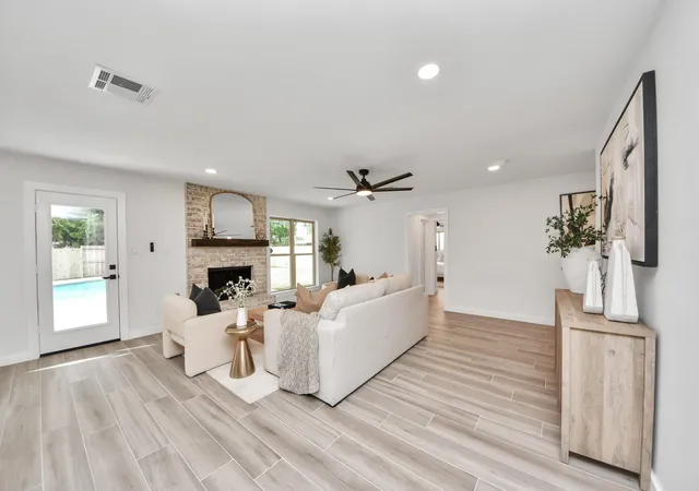 Photo 4 of Sale Pending at 12323 Brandywyne Dr, Houston, TX 77077 | MLS# 20306203 | Listing updated on 2026-09-10