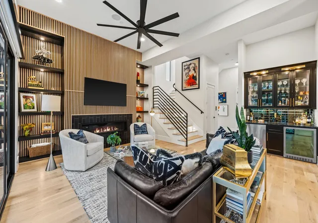 Photo 2 of Sale Pending at 611 N Live Oak St, Houston, TX 77003 | MLS# 78739704 | Listing updated on 2026-08-26