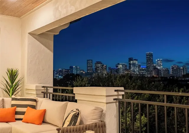 Photo 4 of Sale Pending at 611 N Live Oak St, Houston, TX 77003 | MLS# 78739704 | Listing updated on 2026-08-26