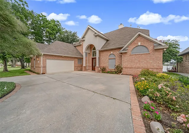 2nd image of 318 Bayshore Dr, Montgomery, TX 77356 | MLS# 82054838