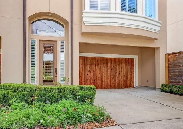 3rd image of 2109 Crocker St, Houston, TX 77006 | MLS# 82524399
