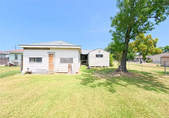 Photo 4 of Sale Pending at 2116 Allen Ln, Baytown, TX 77521 | MLS# 14721769 | Listing updated on 2026-09-10