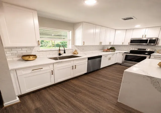 Photo 3 of Sale Pending at 4935 Enyart St, Houston, TX 77021 | MLS# 31974824 | Listing updated on 2026-09-10